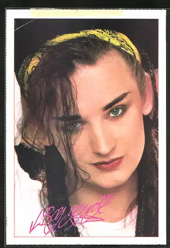 AK Musiker Boy George blickt fragend in die Kamera