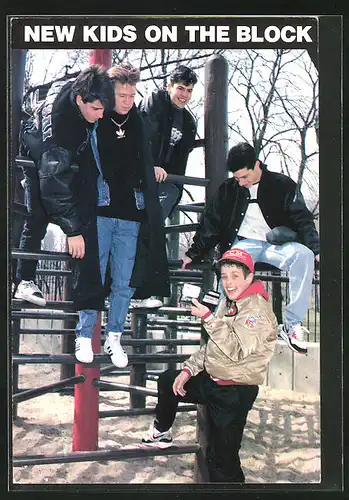 AK Musikgruppe New Kids on the Block sitzt auf einem Klettergerüst