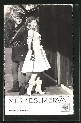 AK Musiker Marcel Merkes und Paulette Merval stehen vor einer Hütte