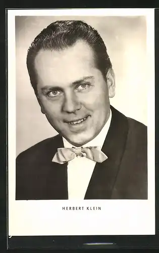 AK Musiker Herbert Klein mit Fliege und elegantem Anzug