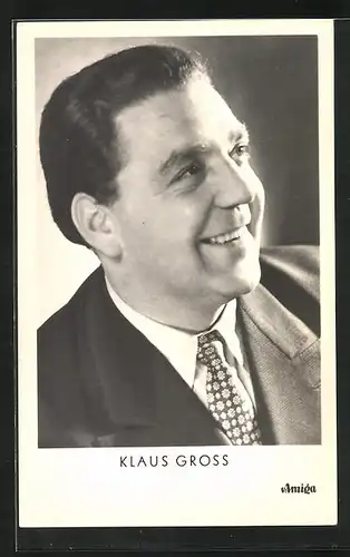 AK Musiker Klaus Gross blickt lächelnd in die Ferne