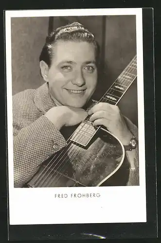 AK Musiker Fred Frohberg mit Gitarre