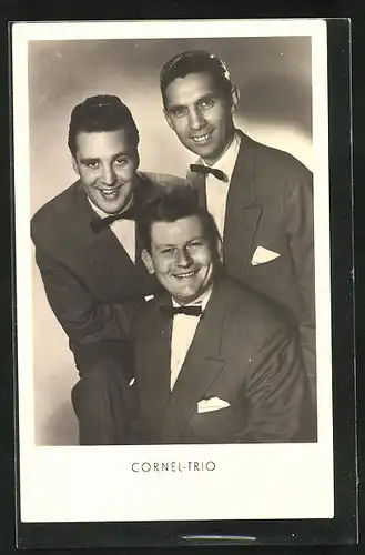 AK Musikgruppe Cornel-Trio, Gruppenbild mit eleganten Anzügen