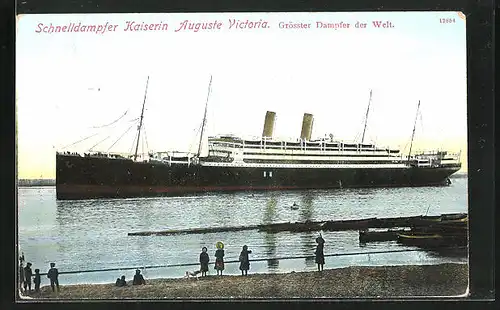 AK Passagierschiff Kaiserin Auguste Victoria passiert einen Uferstreifen