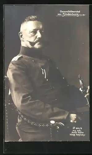 AK Generalfeldmarschall Paul von Hindenburg in Uniform auf einem Stuhl sitzend