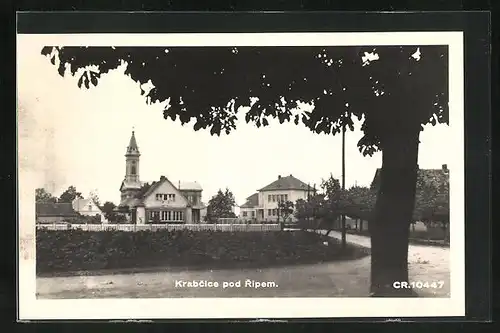 AK Krabcice pod Ripem, Ortsansicht mit Kirche