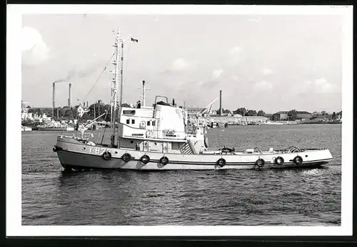Fotografie Kriegsschiff Grosser Hafenschlepper Neuwerk Kennung Y 823 der Bundesmarine