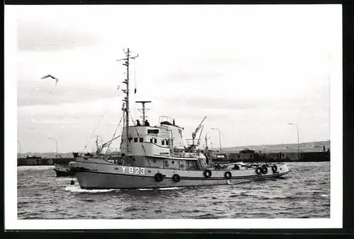 Fotografie Kriegsschiff Grosser Hafenschlepper Neuwerk Kennung Y 823 der Bundesmarine
