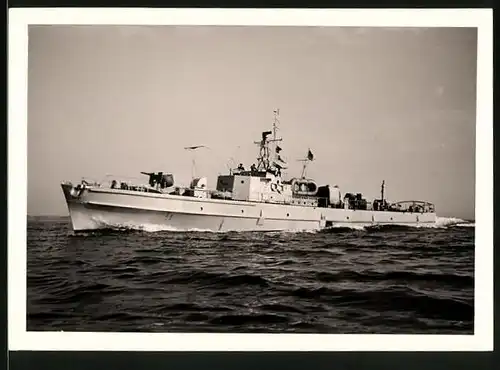 Fotografie Kriegsschiff Räumbot Capella Kennung M 1050 der Bundesmarine