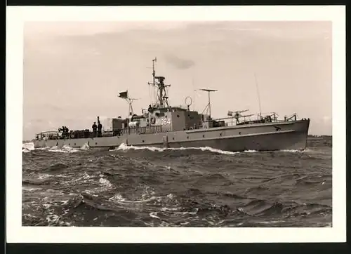 Fotografie Kriegsschiff Räumboot Kennung M 1064 der Bundesmarine