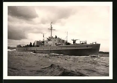Fotografie Kriegsschiff Räumboot Kennung M 1068 der Bundesmarine