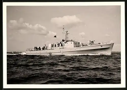 Fotografie Kriegsschiff Räumboot Kennung M 1066 der Bundesmarine
