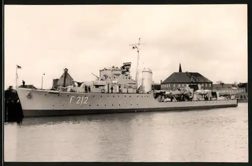 Fotografie Kriegsschiff Schulfregatte Gneisenau Kennung F 212 der Bundesmarine