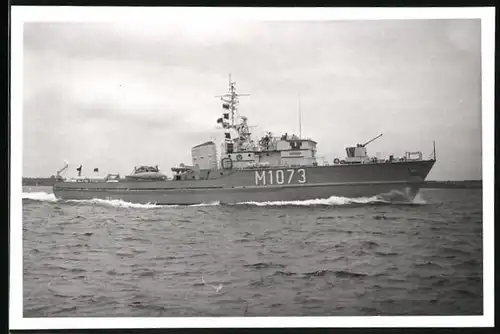 Fotografie Kriegsschiff Minensuchboot Schleswig Kennung M 1073 der Bundesmarine