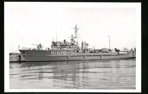 Fotografie Kriegsschiff Minensuchboot Göttingen Kennung M 1070 der Bundesmarine