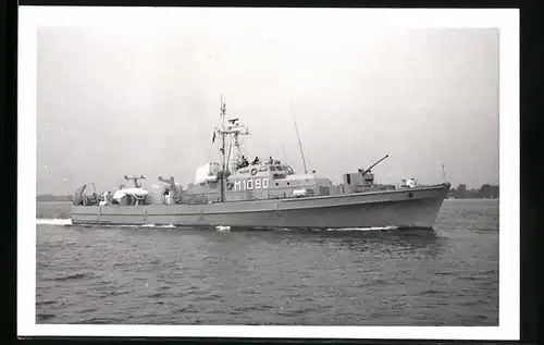 Fotografie Kriegsschiff Minensuchboot Perseus Kennung M 1090 der Bundesmarine