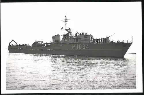 Fotografie Kriegsschiff Minensuchboot Flensburg Kennung M 1084 der Bundesmarine