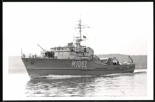 Fotografie Kriegsschiff Minensuchboot Wolfsburg Kennung M 1082 der Bundesmarine