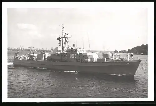 Fotografie Kriegsschiff Räumboot Merkur Kennung M 1066 der Bundesmarine