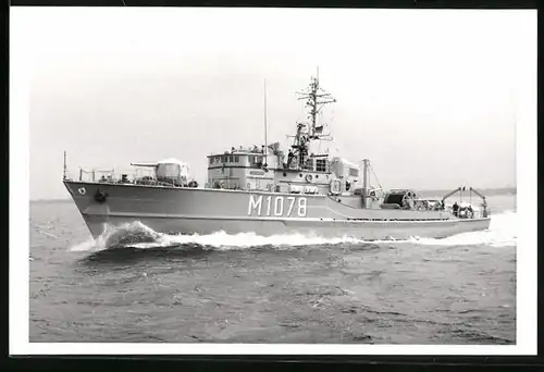 Fotografie Kriegsschiff Minensuchboot Cuxhaven Kennung M 1078 der Bundesmarine