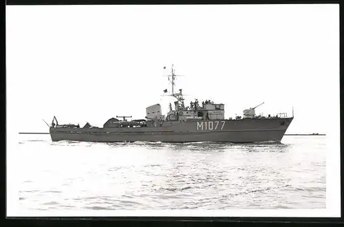 Fotografie Kriegsschiff Minensuchboot Weilheim Kennung M 1077 der Bundesmarine