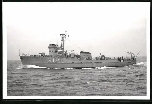 Fotografie Kriegsschiff Minensuchboot Vegesack Kennung M 1250 der Bundesmarine