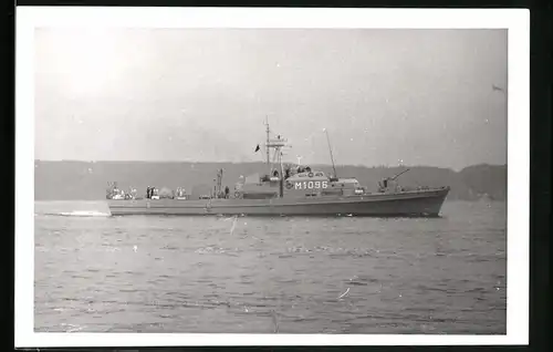 Fotografie Kriegsschiff Minensuchboot Fische Kennung M 1096 der Bundesmarine