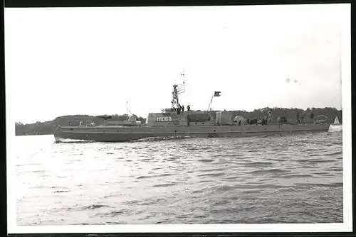 Fotografie Kriegsschiff Minensuchboot Kennung M 1068 der Bundesmarine