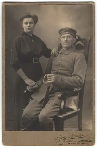 Fotografie Atelier Ideal, Hamburg-Barmbeck, Hamburgerstr. 58, Portrait Soldat in Feldgrau Uniform mit Säbel nebst Frau