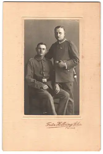Fotografie Fritz Helbsing Sohn, Peine, Breitestr. 33 /34, Portrait Soldat und Uffz. in Feldgrau Uniform Rgt. 479