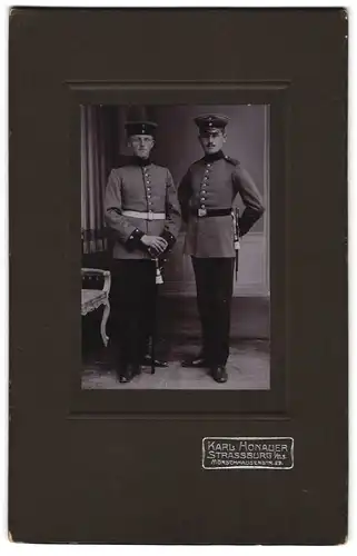 Fotografie Karl Honauer, Strassburg i. Els., Mörschhauserstr. 29, zwei Soldaten in Uniform mit Säbel und Bajoenett