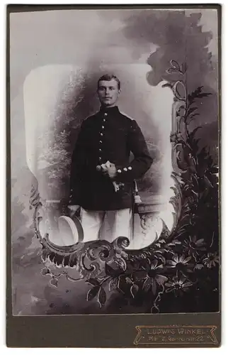Fotografie Ludwig Winkel, Metz, Gartenstr. 22, Portrait Soldat in Uniform mit Bajonett und Portepee, Passepartout