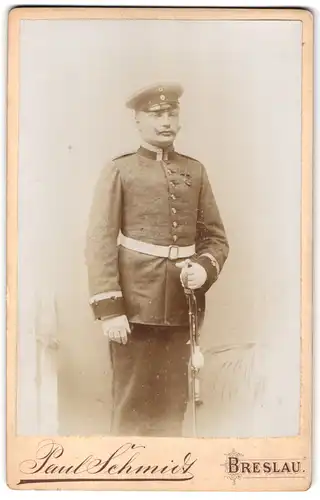 Fotografie Paul Schmidt, Breslau, Friedrich Wilhelmstr. 66, Portrait Uffz. in Uniform mit Säbel und Orden