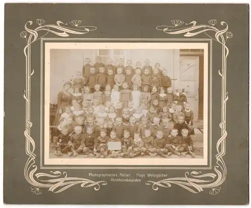 Fotografie Hugo Weissgärber, Kirchheimbolanden, Ansicht Kirchheimbolanden, Knaben & Mädchen nebst Lehrerin vor Schule