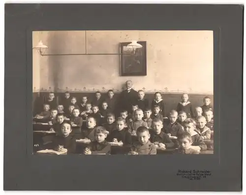 Fotografie Richard Schneider, Berlin-Lichterfelde, Ansicht Berlin, Schulknaben mit Lehrer im Klassenzimmer