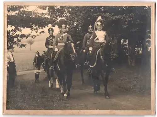 Fotografie Totenkopf-Husar, Ulan mit Tschapka, Artillerist m. Artillerie-Pickelhaube & Offizier mit Paradebusch zu Pferd