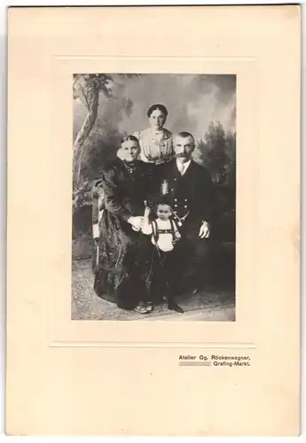 Fotografie Gg. Röckenwagner, Grafing, Fotomontage Knabe vor Grossleltern & Mutter in das Bild montiert