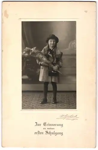 Fotografie W. Gerlich, Neuruppin, Einschulung, Mädchen mit Zöpfen & Hut hält grosse Zuckertüte am ersten Schultag