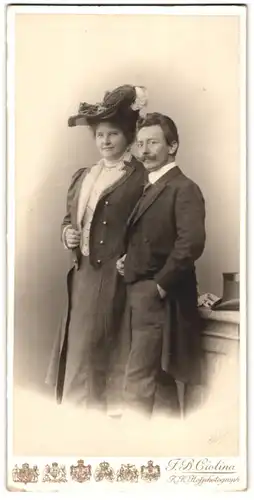 Fotografie F. B. Ciolina, Frankfurt / Main, Opernplatz 2a, modisch gekleidetes Paar, Dame mit Hut & Herr nebst Zylinder