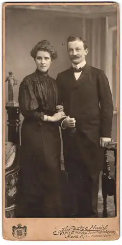 Fotografie H. Festge Nachf. E. König, Gera R.J.L., Humoldstr., junges Paar wohl gekleidet im Foto-Atelier