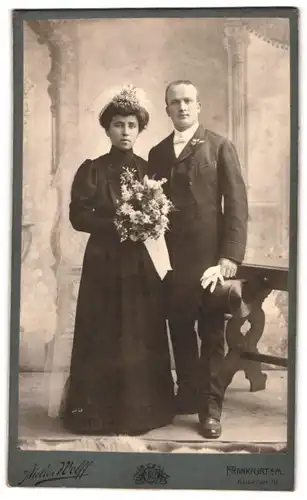 Fotografie Atelier Wolff, Frankfurt / Main, Kaiserstrasse 79, Hochzeitspaar nach der Trauung, Braut im schwarzen Kleid