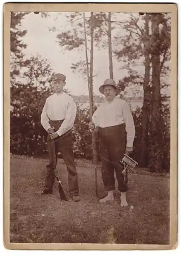 Fotografie Jäger & Angler, Bursche mit Gewehr & Angler mit Angelrute & Eigenbau-Rolle