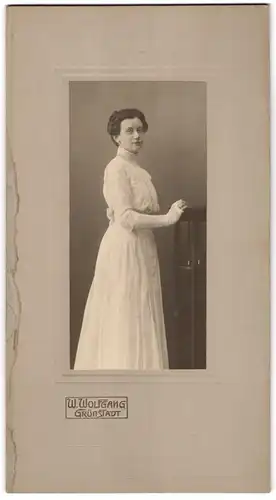 Fotografie W. Wolfgang, Grünstadt, Portrait junge brünette Dame im festlichen weissen Kleid