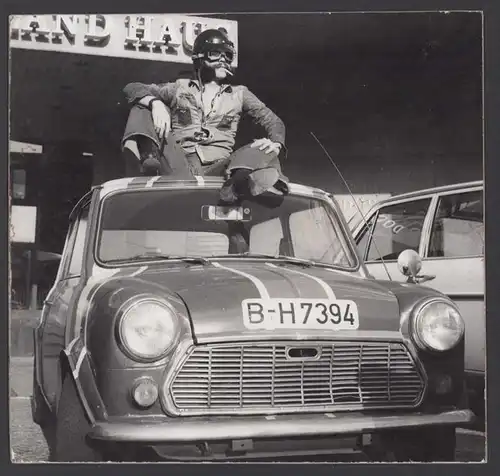 Fotografie unbekannter Fotograf, Ansicht Berlin-Westend, Auto Morris Mini, PKW & Rennfahrer am Deutschlandhaus