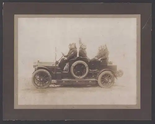 Fotografie W. Blum, Bremen, Feuerwehr, Feuerwehrleute im Einsatzfahrzeug, Löschwagen mit Schlauchtrommel am Heck