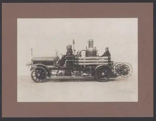 Fotografie W. Blum, Bremen, Feuerwehr - Spritzenwagen, Feuerwehrleute mit Lastwagen, Löschfahrzeug, Grossformat 28 x 21cm