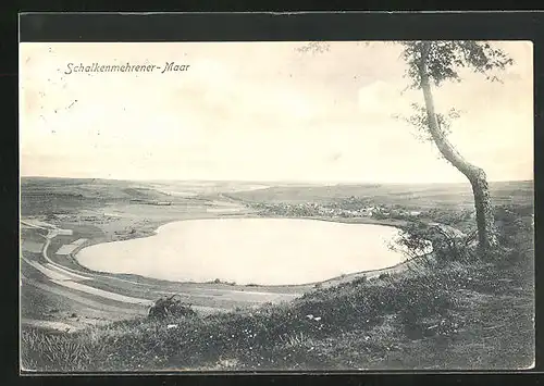 AK Schalkenmehren, Blick auf Maar und Felder