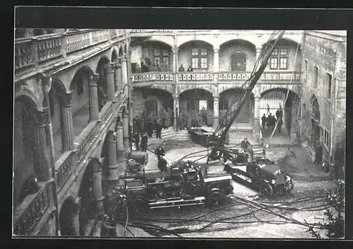 AK Stuttgart, Brand des alten Schlosses 1931, Feuerwehrwagen im Hof
