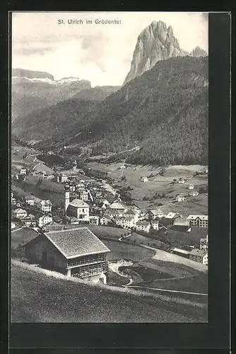 AK St. Ulrich /Grödental, Ortsansicht mit Bergkulisse