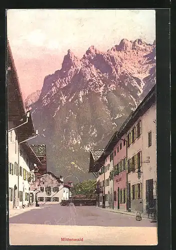 AK Mittenwald, Strassenpartie mit Bergkulisse